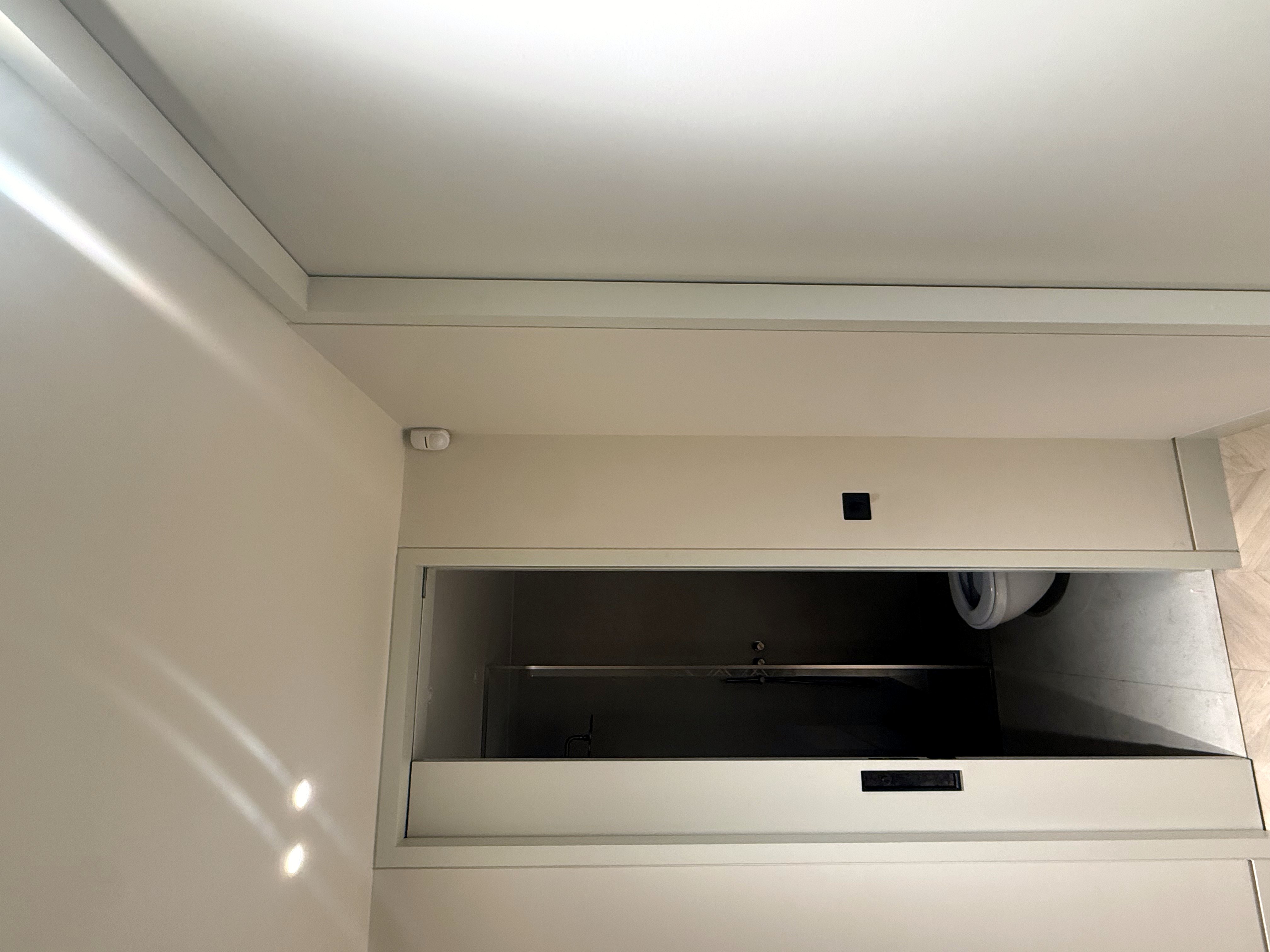 Ceiling-level detector covering an open-plan kitchen and living area.
