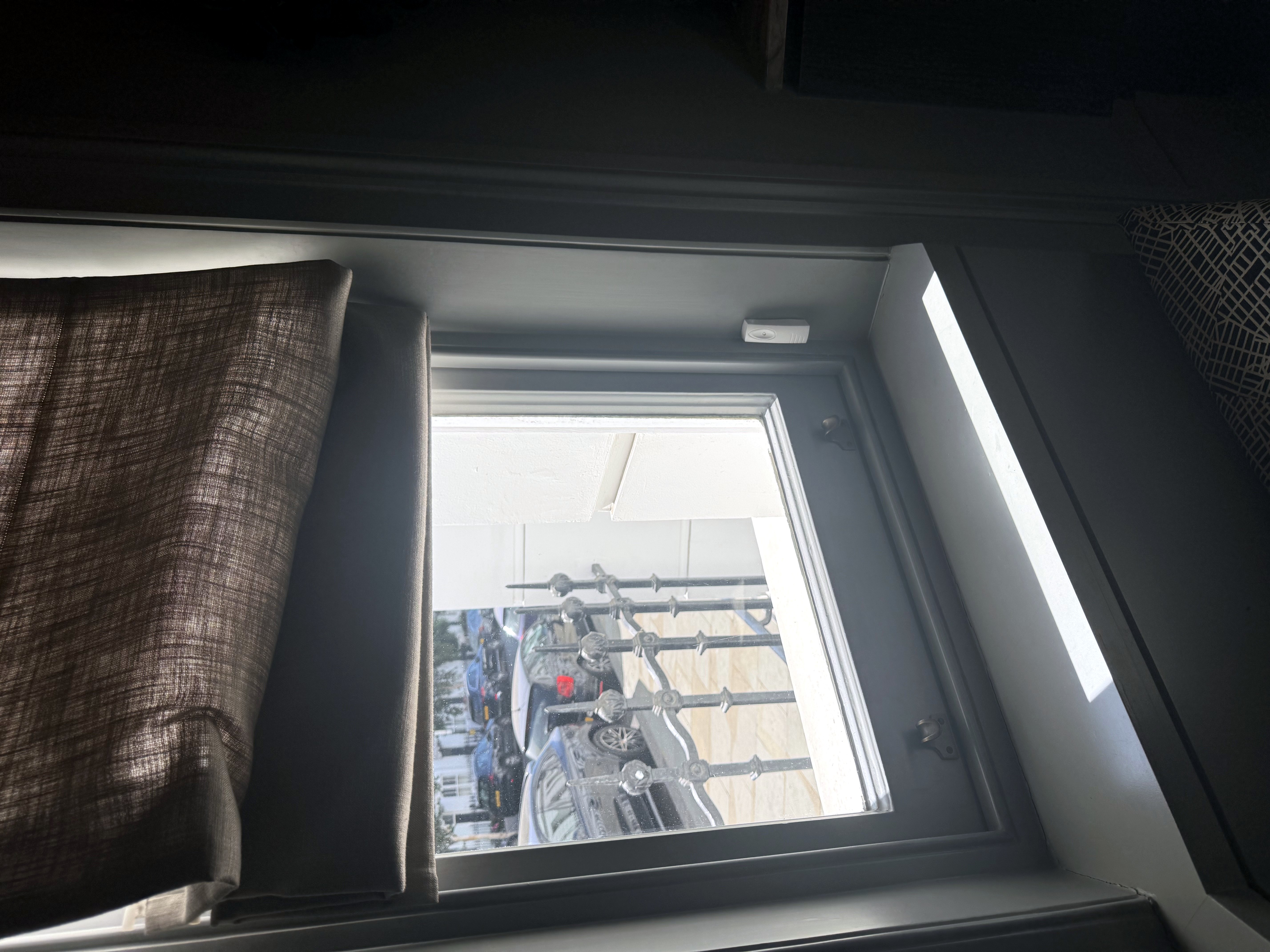 Window contact fitted discreetly to a sash window frame